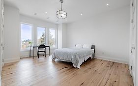 Executive Room In Toronto Next To Yorkdale Shopping Centre